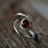 Bague vintage en argent avec spirale en zircone rouge