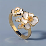 Bague vintage en or avec fleur en émail blanc