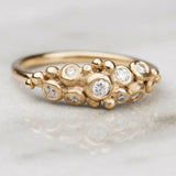 Bague vintage en or incrustée de cristal blanc