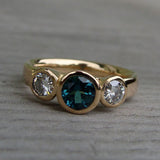 Bague vintage en verre bleu et blanc et or