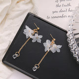 Boucles d'Oreilles Beauté en or avec Pétales Blancs