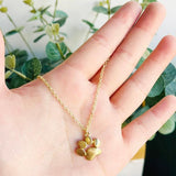 Collier plaqué or avec pendentif en forme de patte
