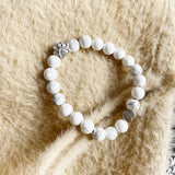 Bracelet en pierres naturelles avec breloque en forme de patte et de cœur – Conception artisanale