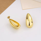 Boucles d'oreilles élégantes en or brillant en forme de goutte d'eau