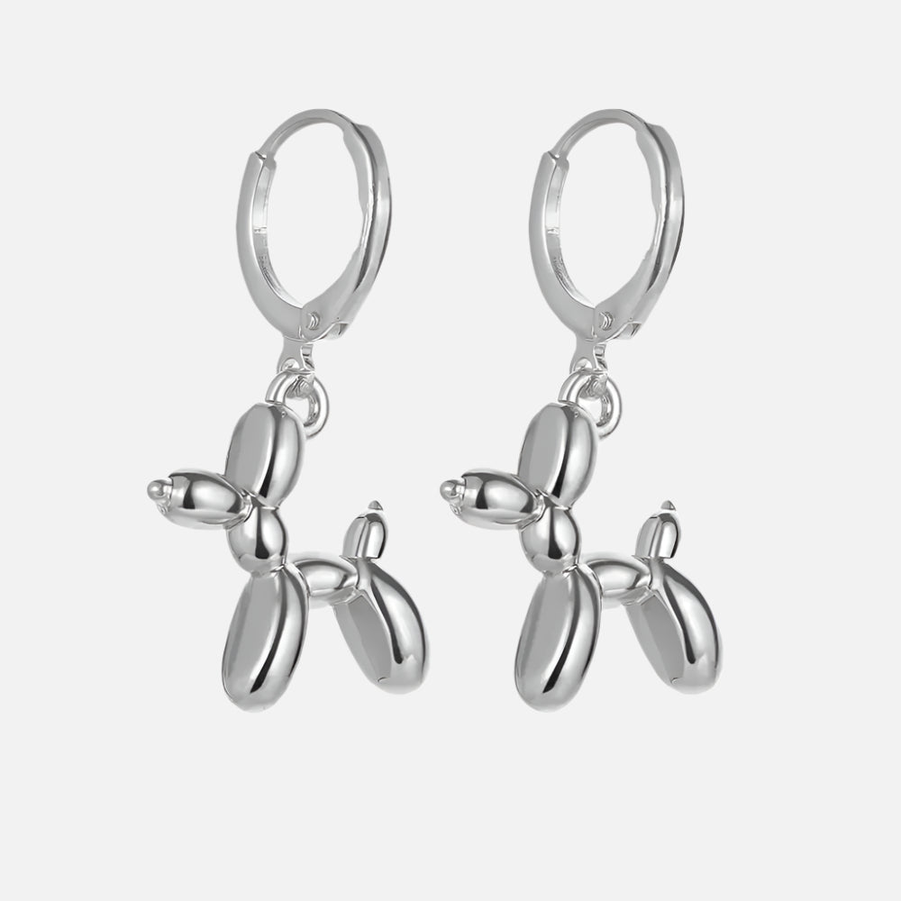 Boucles d'oreilles Huggie en or avec mini breloque chien ballon