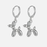Boucles d'oreilles Huggie en or avec mini breloque chien ballon