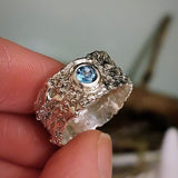 Bague vintage en argent forgé incrustée de cristal bleu