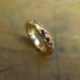 Bague vintage en or forgé incrustée de zircone