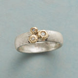 Bague vintage en argent incrustée de trois zircones