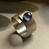 Bague vintage en argent avec verre violet arrondi