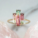 Bague vintage en or avec zircone verte et rouge