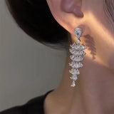 Boucles d'oreilles étincelantes en zircone en forme d'arbre de Noël