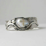 Bague vintage en argent avec pierre blanche ondulée