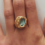 Bague vintage en or forgé incrustée de turquoise