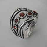 Bague vintage en argent avec cristaux rouges superposés