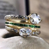 Ensemble de bagues vintage en or et zircone verte superposées