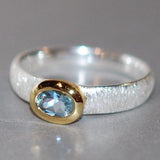 Bague vintage en argent et or incrustée de verre bleu