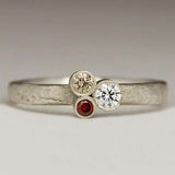 Bague vintage en argent forgé avec trois zircones
