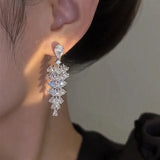 Boucles d'oreilles étincelantes en zircone en forme d'arbre de Noël
