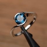 Bague vintage en argent avec zircone bleue ondulée