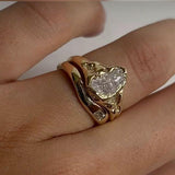 Bague vintage en verre blanc et or forgé