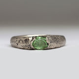 Bague vintage en verre vert forgé argenté
