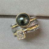 Bague vintage en or avec perle verte et zircone