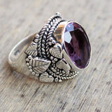 Bague vintage en argent incrustée de verre violet