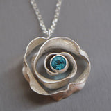 Collier vintage en argent avec fleur en cristal bleu