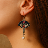 Boucles d'oreilles bohèmes avec perles et cristal rouge