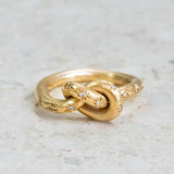 Bague vintage en or céleste nouée