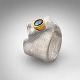 Bague vintage en argent maillé ondulé avec zircone bleue
