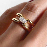 Bague vintage en zircone nouée dorée