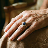 Bague avec zircone bleue foncée brillante