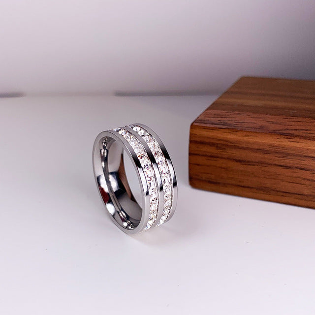Bague élégante incrustée de zircone
