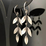 Boucles d'oreilles pendantes bohèmes argentées en forme de feuilles