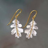 Boucles d'oreilles bohèmes en or avec feuilles blanches
