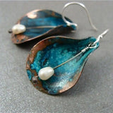 Boucles d'oreilles vintage en forme de feuille avec émail bleu