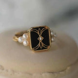 Bague vintage en or et perle noire