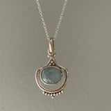 Collier vintage en argent avec pierre verte