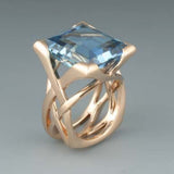 Bague vintage en or rose avec zircone bleue