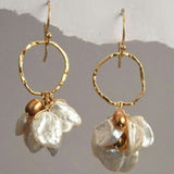 Boucles d'oreilles vintage en or avec perles et fleurs pendantes