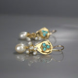 Boucles d'oreilles vintage en plaqué or avec pierres bleues et perles