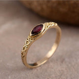 Bague vintage en or incrustée de pierres rouges