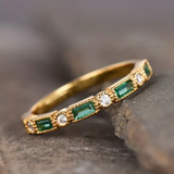 Bague vintage en or incrustée de zircone verte