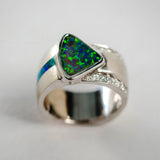 Bague vintage avec opale verte et bleue brillante
