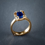 Bague vintage en or bleu cristallin