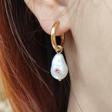 Boucles d'oreilles vintage baroques en perles et zircone rouge
