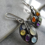 Boucles d'oreilles pendantes en pierres multicolores