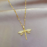 Collier libellule en cristal – Symbole de transformation et de beauté